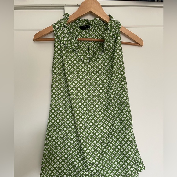 Banana Republic sleeveless blouse - Picture 2 of 2